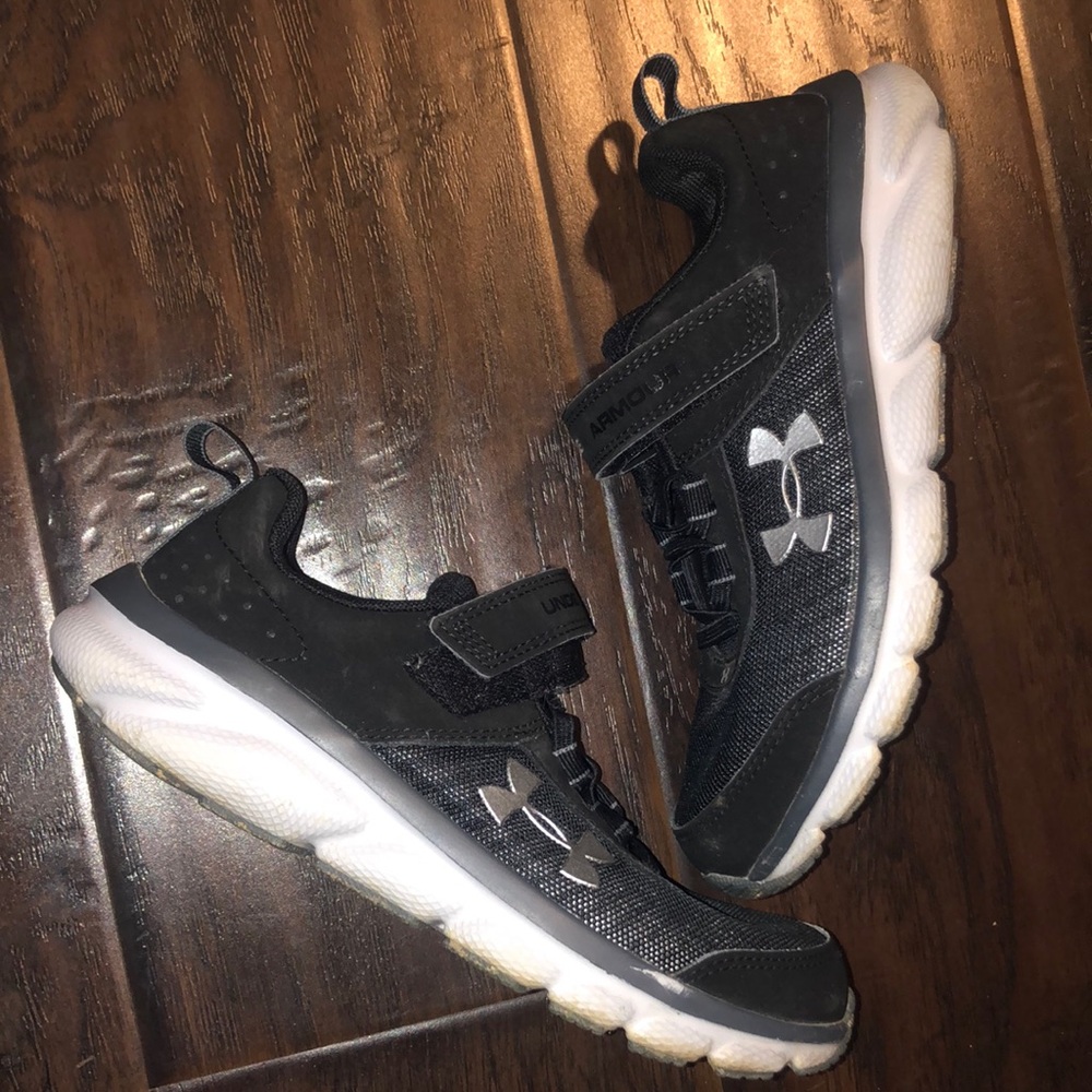 Under Armour Boys size 2.5Y Assert 9 AC sneakers